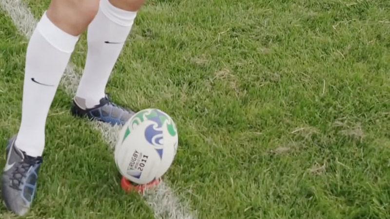 Can you punt the ball in rugby?