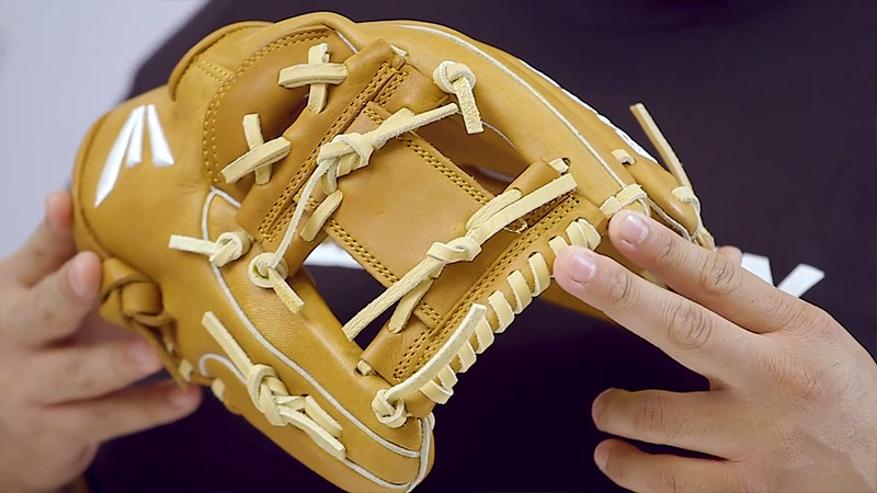 Are Easton gloves made by Rawlings?