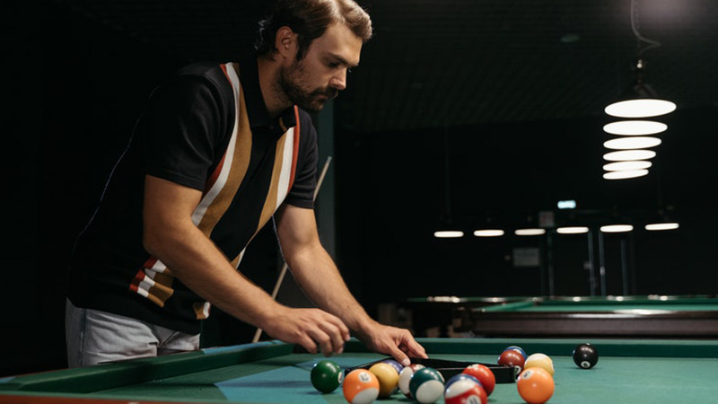 Can you use the 8-ball in a combo in pool?
