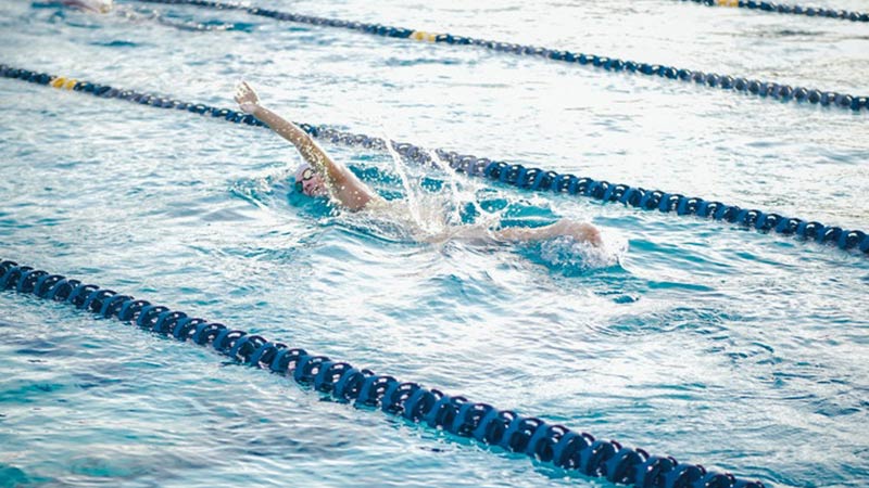 How do swimmers doing backstroke know where the wall is?