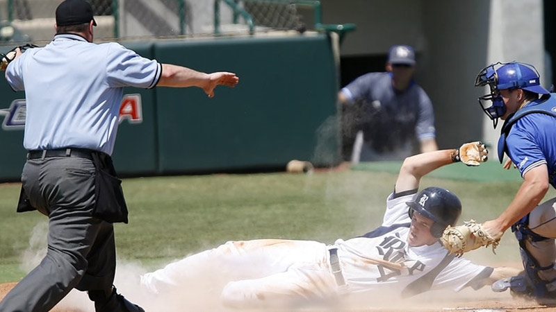 How many foul balls are allowed in softball?