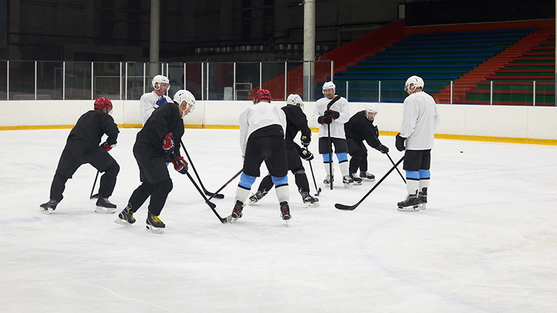 When did the Bruins start wearing helmets?