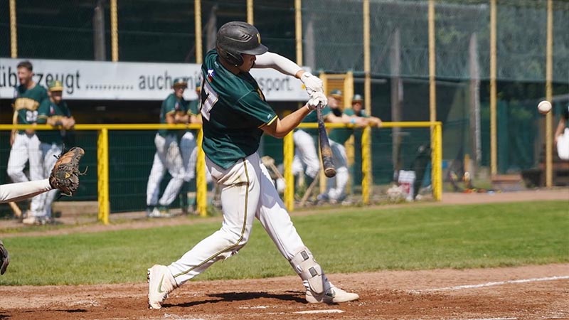 Do professional baseball players wear sunscreen?