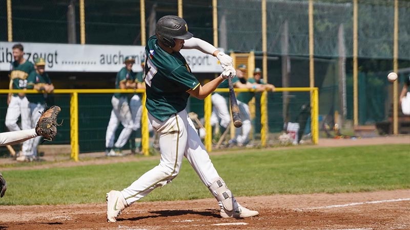 Do professional baseball players wear sunscreen?