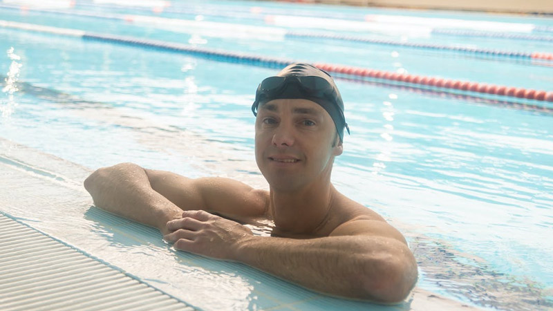 When to Avoid Swimming Because of a Scraped Knee?