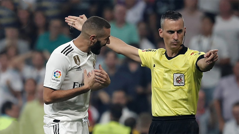 Wardian sag mentalitet grænse How Many Red Cards Does Karim Benzema Have? - Metro League