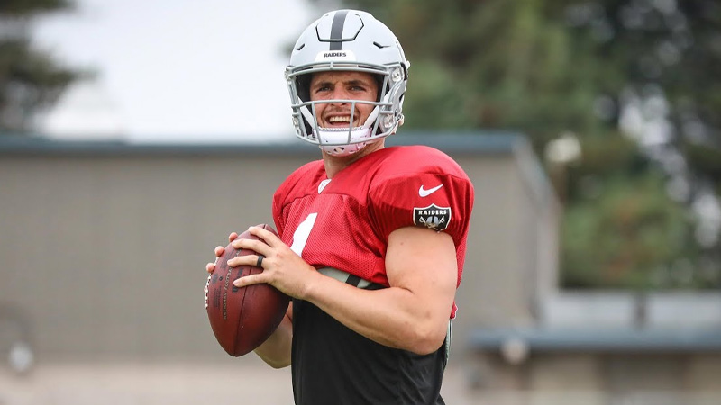 Helmet Does Derek Carr Wear