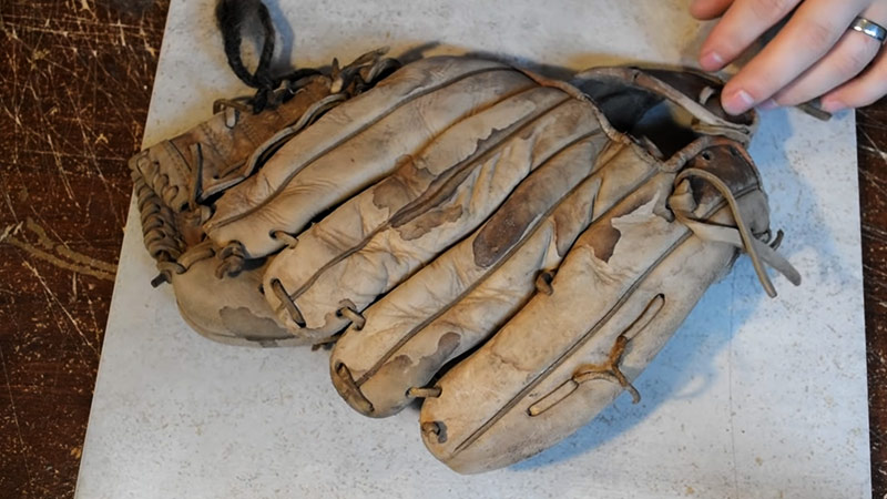 Moldy-Baseball-Glove-Be-Saved