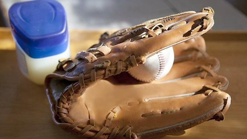 Tips for Effective Apply of Oil Baseball Glove