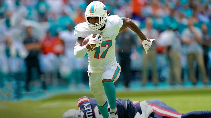 Wearing Number 17 Connect Jaylen Waddle’s College and NFL Careers