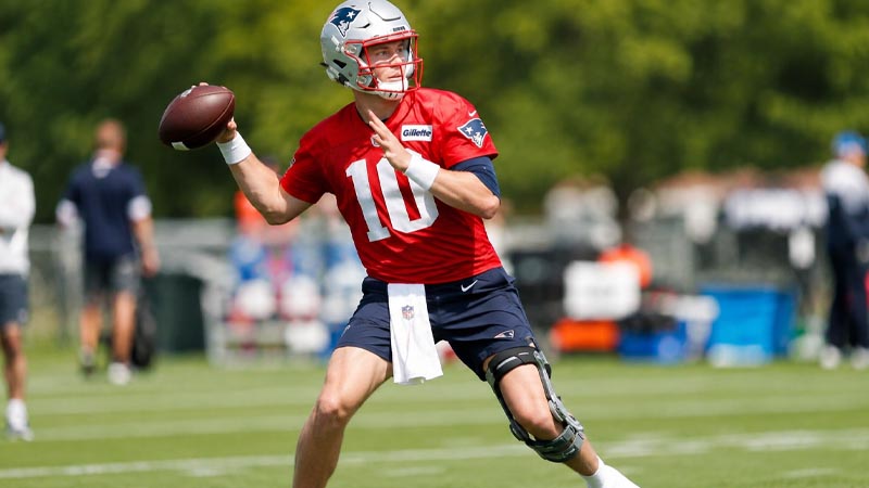 what kind of knee brace does mac jones wear