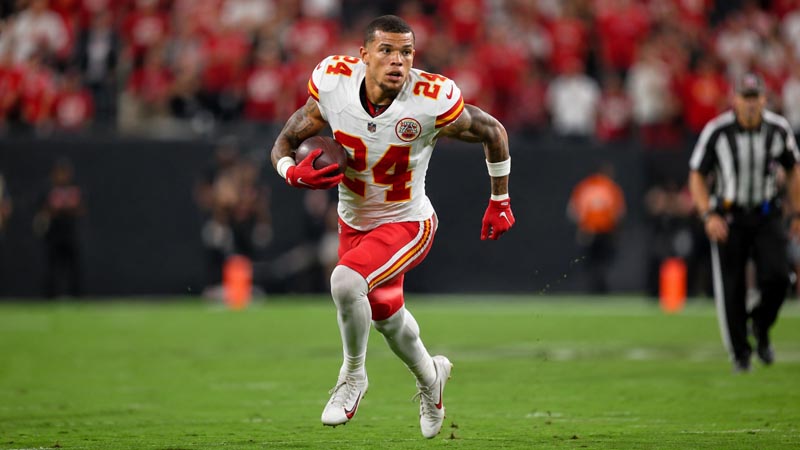 does skyy moore return punts