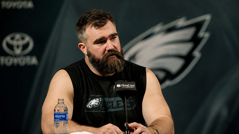 what is jason kelce wearing in his speech