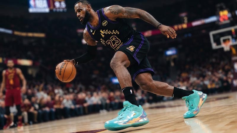 what shoes does lebron james wear