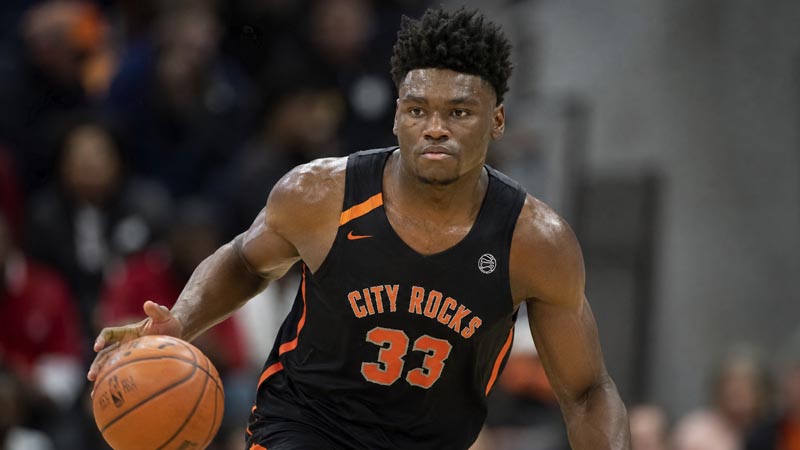 why isaiah stewart wears 33