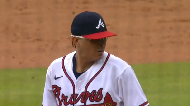 Why Does Jesse Chavez Wear Sunglasses When He Pitches