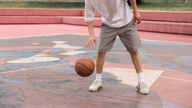When Does a Player Need to Dribble in Basketball