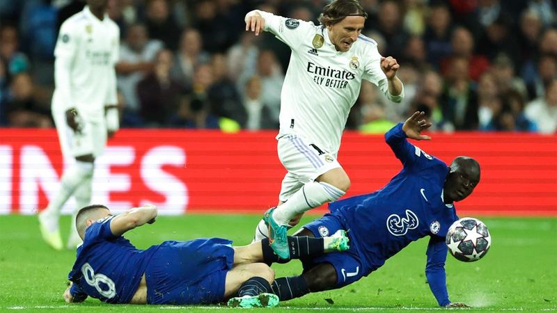 What Are the Roles and Responsibilities of Attacking Midfielder