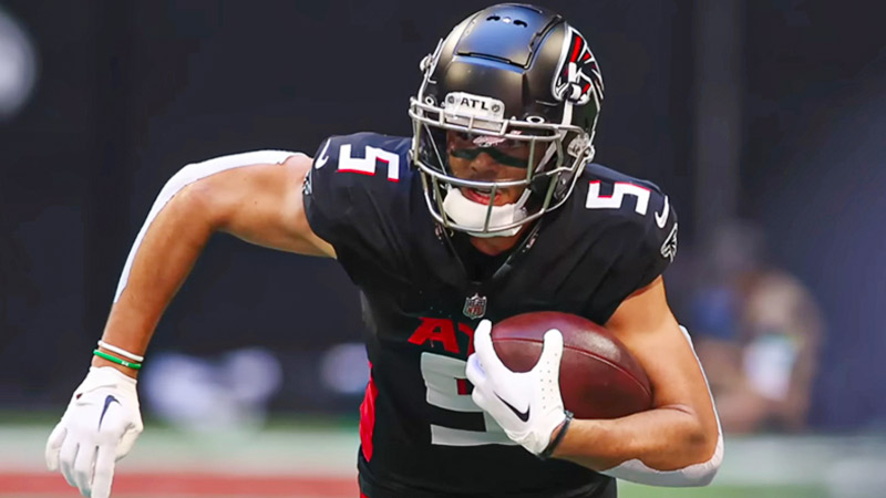 Versatile Playmakers: American Halfback Football Position