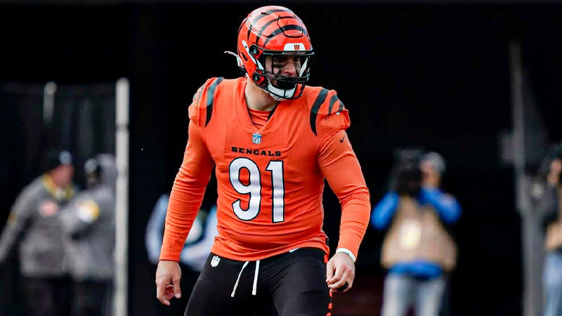 How Does Trey Hendrickson’s Playing Style Impact His Decision Not to Wear Gloves?