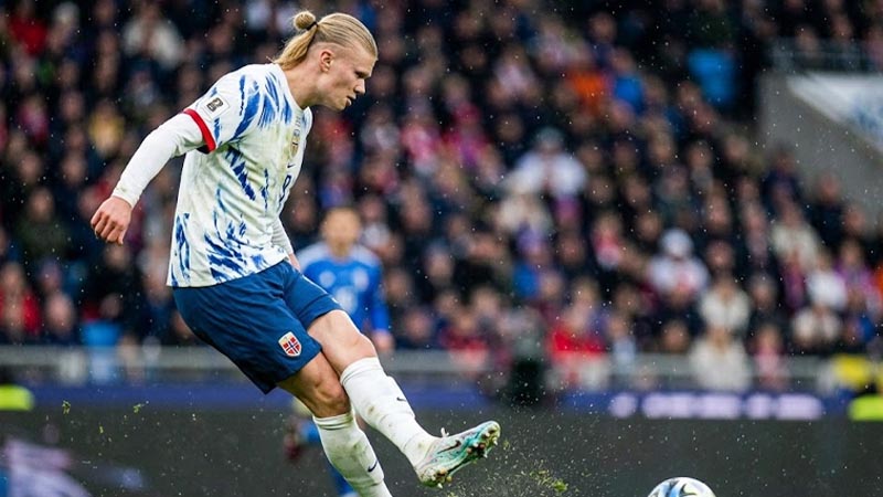 Is Erling Haaland Left Footed