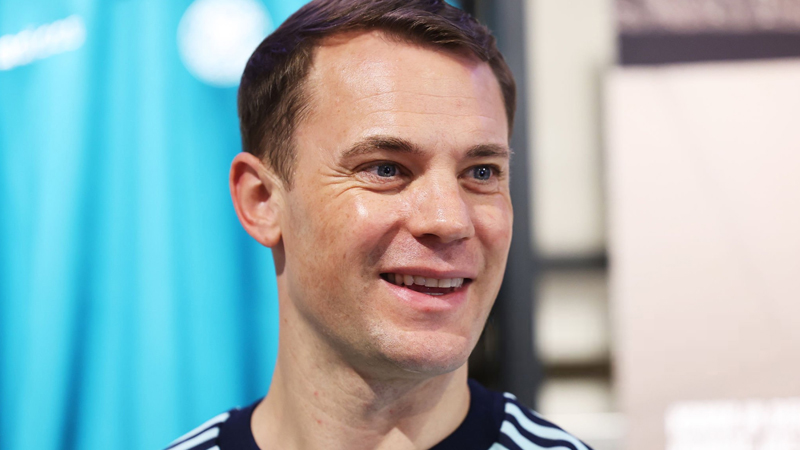 What Gloves Does Manuel Neuer Wear