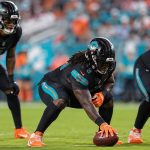 what does a center do in the nfl