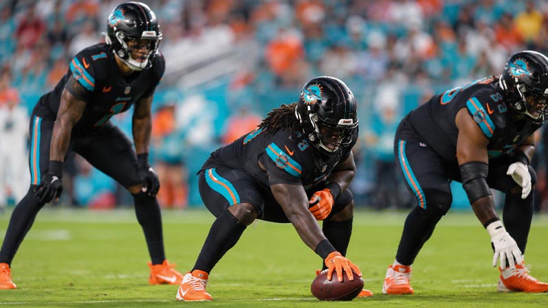 what does a center do in the nfl