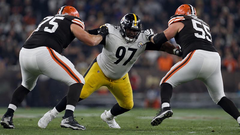 what does a defensive tackle do in the nfl