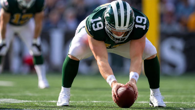 what does a long snapper do in the nfl