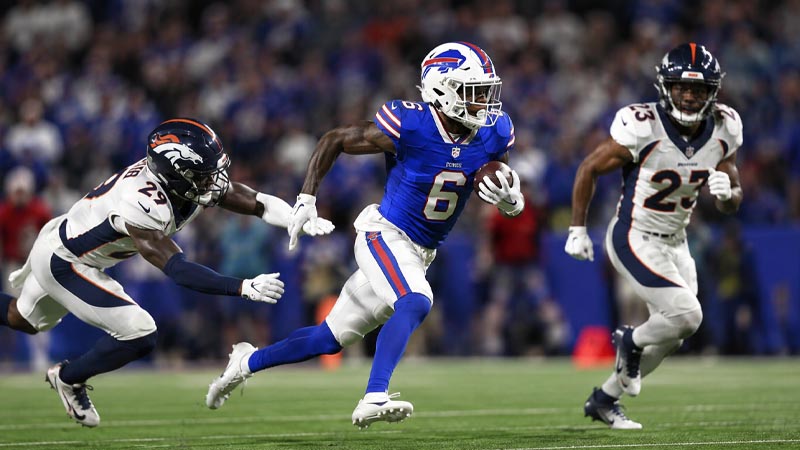 what does a punt returner do in the nfl