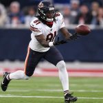 what does a wide receiver do in the nfl
