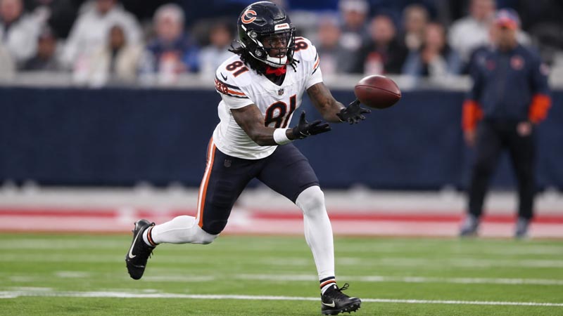 what does a wide receiver do in the nfl