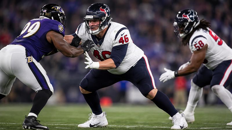 what does an offensive tackle do in the nfl