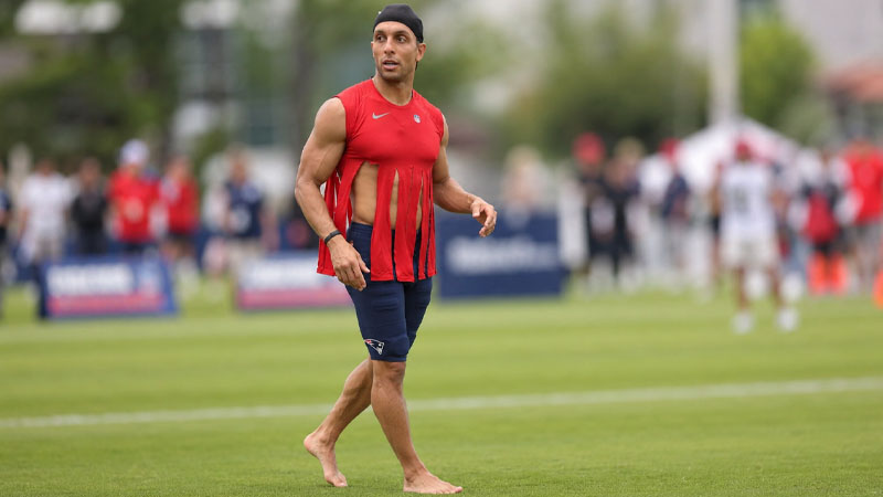 why does mack hollins go barefoot