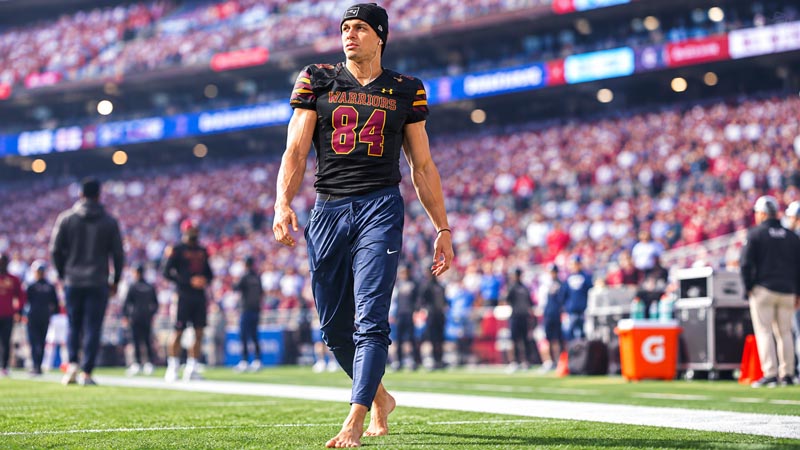 why does mack hollins not wear shoes