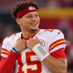 how much does Patrick Mahomes weigh