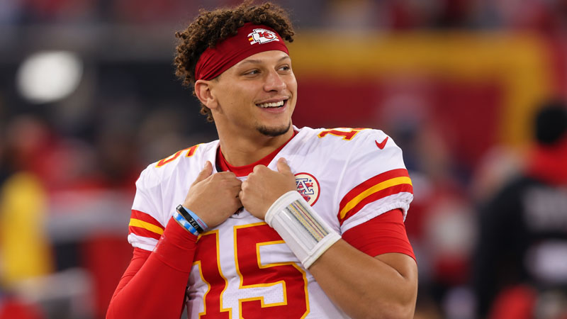 how much does Patrick Mahomes weigh